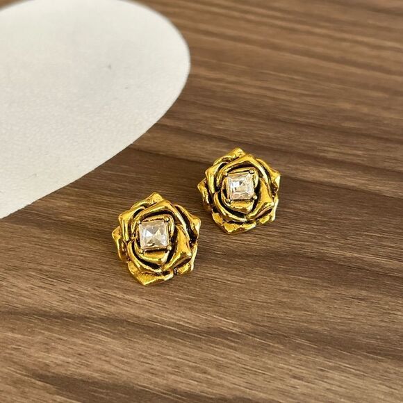 Gold Rose Stud Earrings Q355 - Picture 4 of 7